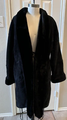 Fabuloso abrigo vintage de gamuza negro Neiman Marcus con forro de piel sintética.  Mujer Lg  Foto 1 de 4
