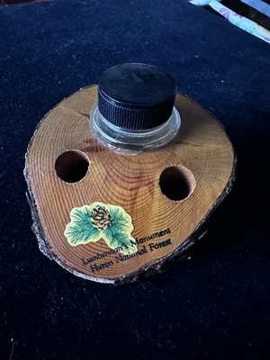 Soporte para bolígrafo vintage de madera de pino con soporte para pozo de tinta de los años 30 Leñador’s Log Monument Foto 1 de 4