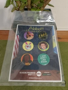 Prendedores exclusivos de Abbott Elementary Comic Con - Imagen 1 de 5