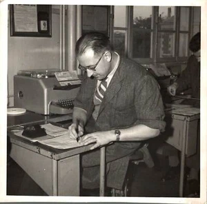 PHOTO DEP 41 / FACTEUR AU TRAVAIL POSTE DE BLOIS 1956 - Picture 1 of 1