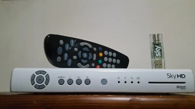 DECODER SKY HD 831 PIU DIGITAL KEY OTTIMO VISIONE HD LEGGE TUTTE LE SCHEDE SKY - Bild 1 von 4