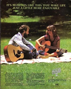 vintage anni 70 HONDO II CHITARRA ACUSTICA STAMPA RIVISTA ANNUNCIO Romantico Picnic Coppia Pinup - Foto 1 di 1