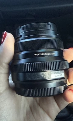 Lente negra Fujifilm Fujinon XF 35 mm F/2 R WR Foto 1 de 2