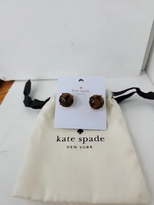 Nuevos pendientes perforados Kate Spade con caparazón de tortuga Foto 1 de 4