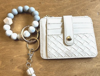 Cartera tipo tarjeta pulsera Coolans marfil con pulsera elástica y llavero Foto 1 de 4