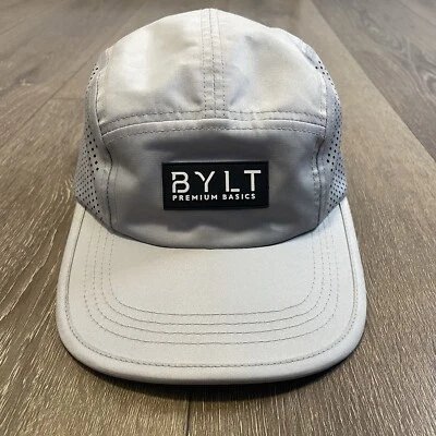 Gorra BYLT 5 Paneles Adulto Plateada Premium Básicos Ajustable Logo Malla Foto 1 de 4