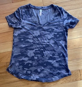 Athleta Womens Breezy V-Neck Short Sleeve T-Shirt Blue Camouflage Sz Small - Picture 1 of 3