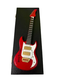 Mini guitarra eléctrica réplica firmada por Mike Rutherford - Mike & The Mechanics + certificado de autenticidad - Imagen 1 de 3