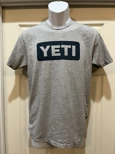 YETI Premium Logo Badge Heather Gray Navy Short Sleeve T-Shirt Men’s Sz S - Picture 1 of 6