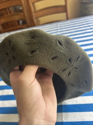 Boina feminina vintage Saint Expedit feita na França design floral verde - Imagem 1 de 4