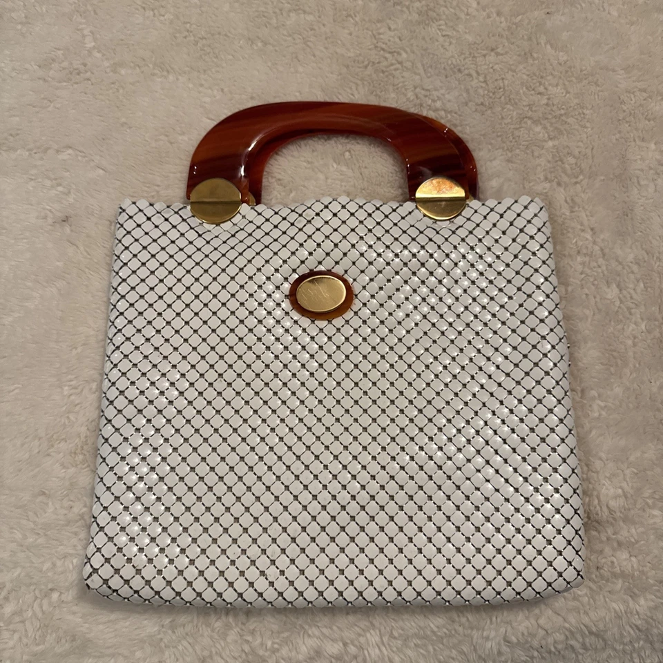 BOLSO DE COLECCIÓN WHITING & DAVIS MALLA BLANCO CON ASA DE TORTUGA LUCITE-1965ish Foto 1 de 4