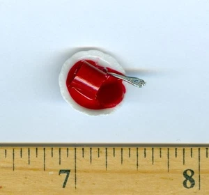 Casa delle bambole formato miniatura ciotola bianca di salsa di mirtilli rossi - Foto 1 di 3