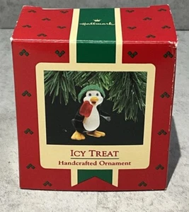 Hallmark 1987 Andenken Ornament eisige Leckerei Pinguin isst ein Eis am Stiel - Bild 1 von 2