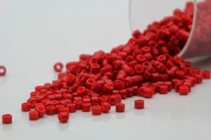 Cuentas de semillas rojas opacas teñidas interiores Miyuki Delicas 11/0 DB-791 - Imagen 1 de 2