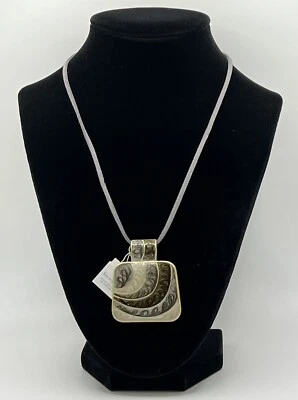 Lia Sophia 全新带标签“同心”金色方形吊坠幻灯片珐琅灰色色调 — 第 1/4 张图片