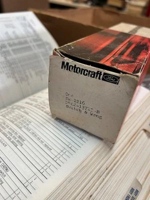 NOS 1974 1976 FORD LTD FRONT DOOR COURTESY LAMP SWITCH R.H. D4AZ-13713-B SW-1216 - Image 1 of 4