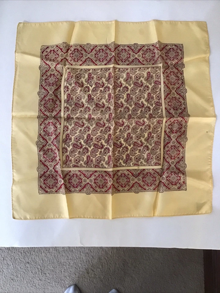 Cuadrado de bolsillo de seda, cachemir rojo y amarillo con borde geométrico. 17x17 Foto 1 de 4