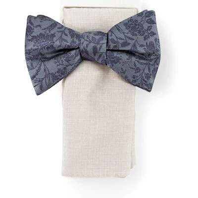 Conjunto de pajarita preatada floral Bar Iii para hombre y cuadrado de bolsillo liso azul gris nuevo con etiquetas Foto 1 de 2