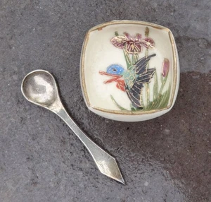 Kleiner japanischer Satsuma Porzellan offener Salz Dip, Keller, Schale mit Vogel, Silberlöffel - Bild 1 von 4