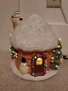 WEIHNACHTEN WEIHNACHTSMANN SCHNEE HAUS DEKO HANDARBEIT BELEUCHTET VINTAGE KERAMIK 1982 - Bild 1 von 8