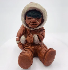 Scultura Eschimese Inuit firmata Eija Seras Canada statuina argilla arte popolare vintage 1,5" - Foto 1 di 12