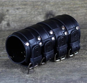 Pulsera de cuero negro, puño hombre, accesorios mujer. Puño basculante. - Imagen 1 de 7