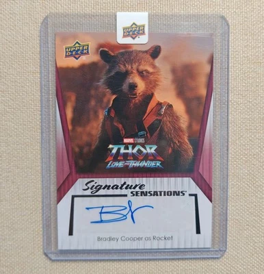 2024 Marvel Studios Serie 2 Thor Amor y Trueno Bradley Cooper como Rocket AUTO Foto 1 de 2