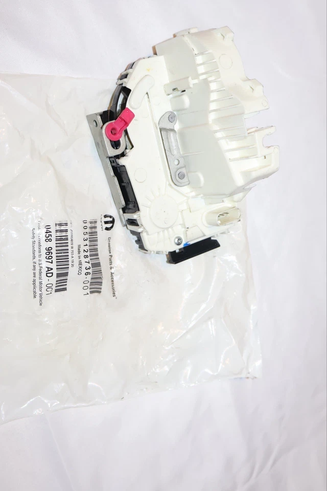 Conjunto de pestillo de puerta lateral del conductor trasero Chrysler / Mopar 04589697AD 2011-2014 nuevo Foto 1 de 4