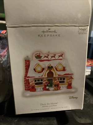 Hallmark Disney Ornamento Deck a Casa Mickey Pluto Natal Luz e Som C6 - Imagem 1 de 3