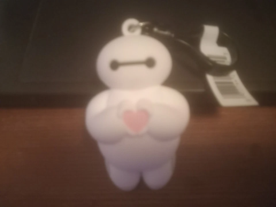 Disney Series 50 Baymax Big Hero 6 Figural Bag Clip 3 Inch Holding Heart Hands