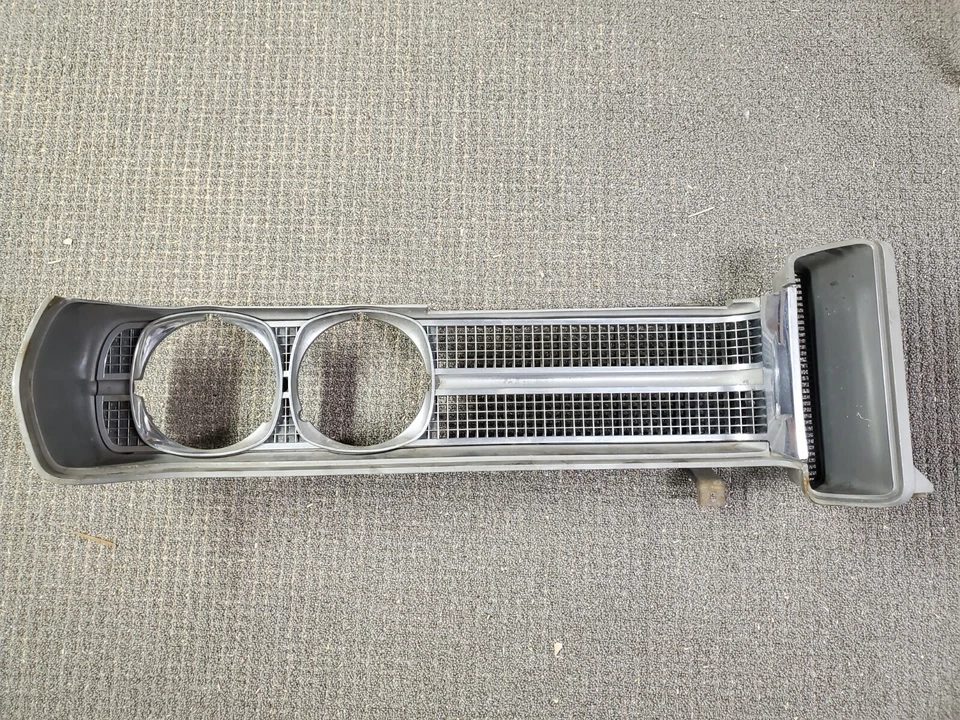 Pontiac Bonneville 1969 parrilla derecha y envolvente Foto 1 de 4