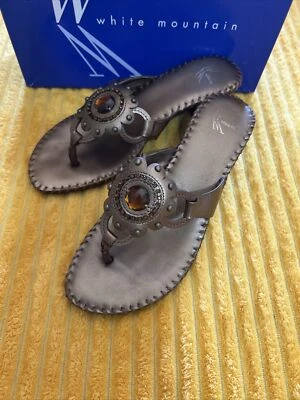 Sandalias Chanclas White Mountain 'Phylicia' Bronce Metálico Tanga Tacón Gatito Foto 1 de 4