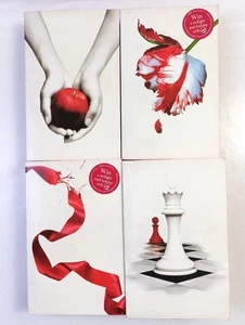 PAQUETE DE 4 STEPHANIE MEYER TWILIGHT BLANCO ROJO TPB. MOON EXCLIPSE AMANECER. ATOM EN MUY BUEN ESTADO - Imagen 1 de 16