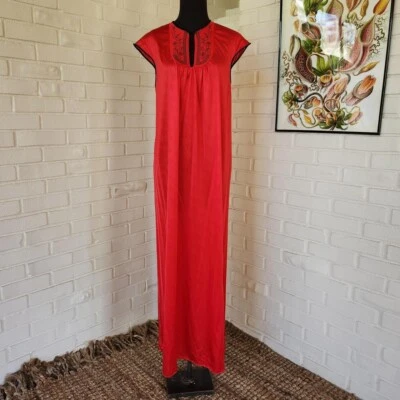 Precioso vestido rojo sin mangas vintage años 70 80 con bordado floral negro. Largo, m Foto 1 de 4