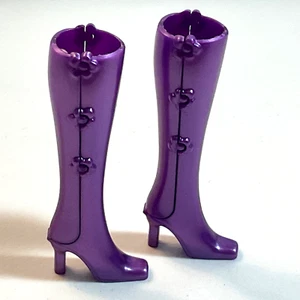 Barbie Puppe kniehoch groß lila Go-Go Stiefel mit Seitenklick / Druckknopf Blumen - Bild 1 von 7