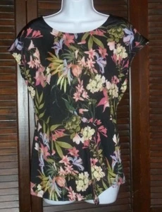 Blusa de manga corta RELATIVITY, estampado floral negro y rosa, dobladillo asimétrico, M - Imagen 1 de 9