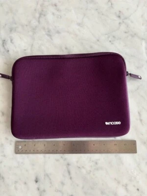 Funda de neopreno Incase púrpura para dispositivo de hasta 10 pulgadas Foto 1 de 4