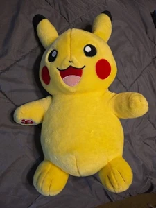 Peluche Parlante 18" Pikachu Pokémon Costruisci Un Orso BAB 2017 con Bonus 7" Plushie - Foto 1 di 7