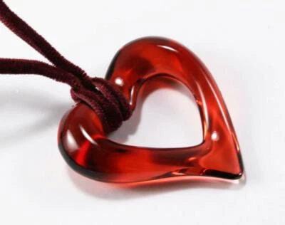 BACCARAT TENDRESSE CORAÇÃO AMOR CRISTAL VERMELHO com PINGENTE DE COLAR DE CORDÃO DE VELUDO - Imagem 1 de 4