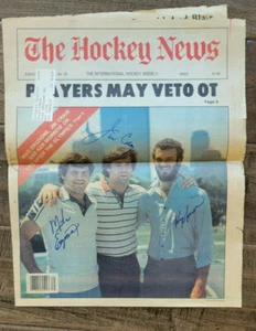 1980 CUBIERTA DE NOTICIAS DE HOCKEY FIRMADA EE. UU. Mike erupción Jim Craig Ken Morrow - Imagen 1 de 1