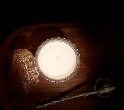 Vela hecha a mano de cera de soja perfumada mohagney de vidrio cortado rosa con tapa  Foto 1 de 4