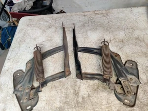 1973 - 1977 Chevrolet Monte Carlo Malibu Elcamino Hood Hinges - Foto 1 di 11