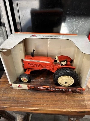 Tractor Allis Chalmers D-19 1/16 AC WF SIN USAR, EN CAJA 2010 Foto 1 de 3