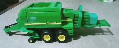 Siku 1:32 - JOHN DEERE 100 - PRESSA PER BALLE QUADRE - Immagine 1 di 4