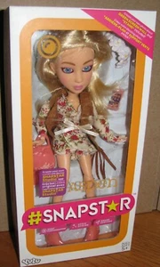 HULU #SnapStar ASPEN Moda Muñeca Viajero Smartphone Aplicación de Estudio NUEVO - Imagen 1 de 7