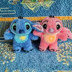 Stitch Peluche Che Respira Luce e Musica Migliora il Sonno dei Bimbi Blu o Rosa - Afbeelding 1 van 15