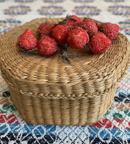 Vintage Hand Woven SWEET GRASS BASKET & LID Trinket Box Millinery Strawberries Cover