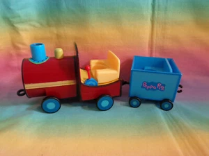 Jazwares 2003 Peppa Pig Talking Singing Train & Passenger Car - no figures - Picture 1 of 8