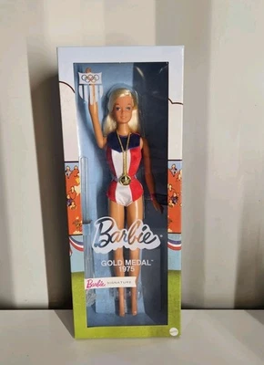 Muñeca Barbie Signature Medalla de Oro 1975 Reproducción Juegos Olímpicos Mattel Juguete Nuevo  Foto 1 de 4