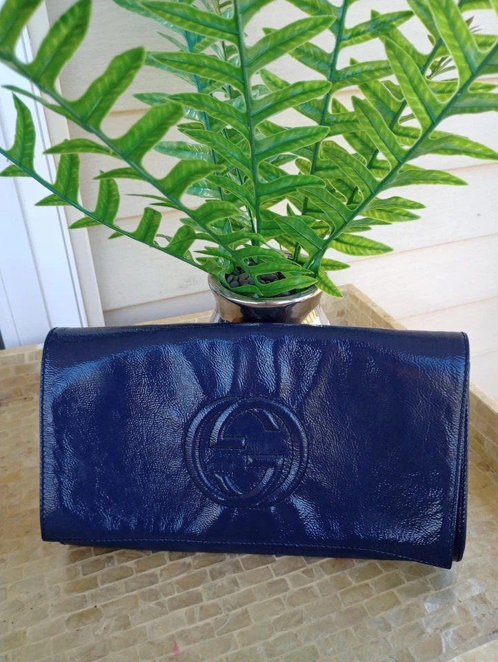 Clutch Gucci azul marinho patenteado - Imagem 1 de 4